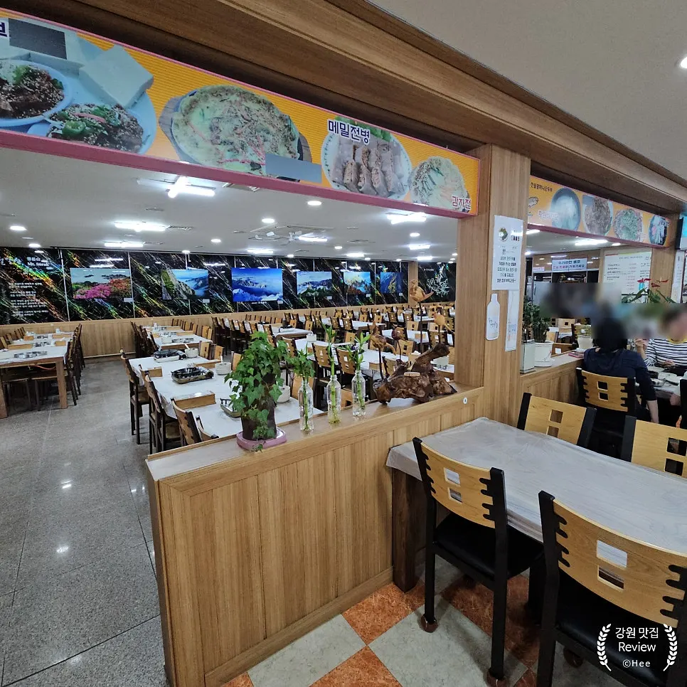 View around the entrance of Jinsol Halmeoni Sundubu