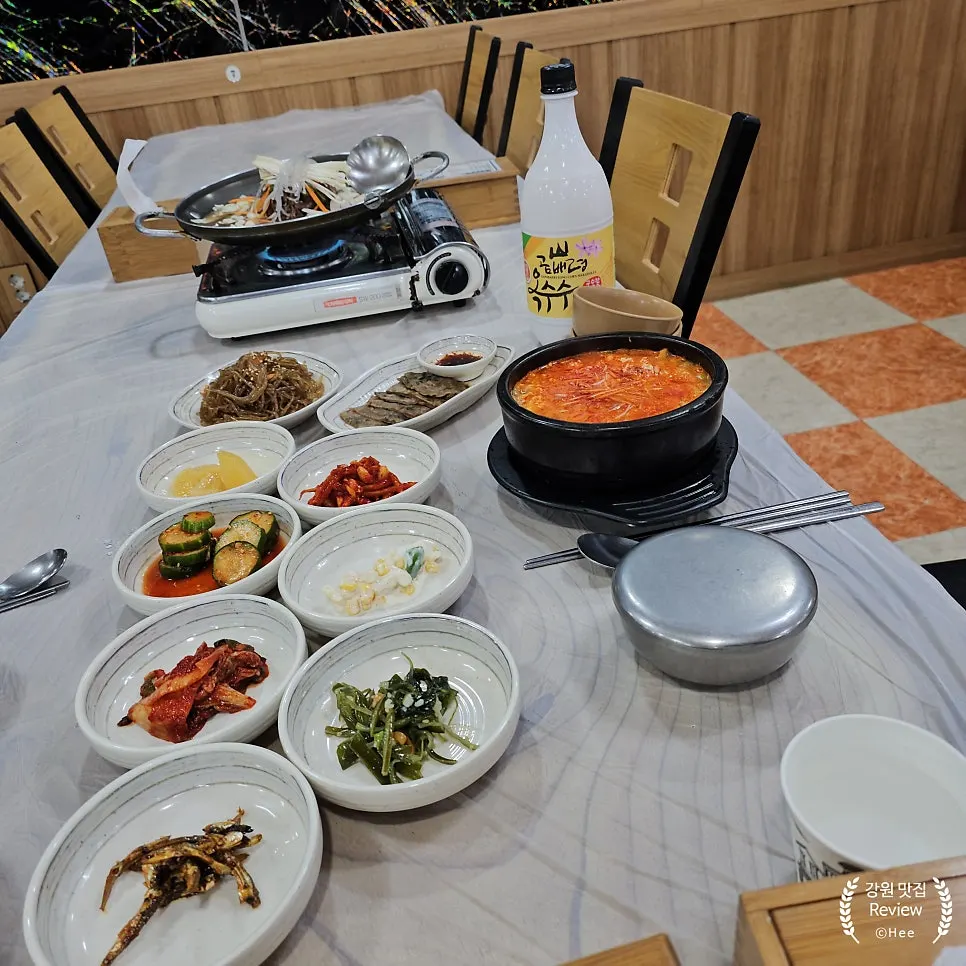 Table set with the ordered sundubu and baekban