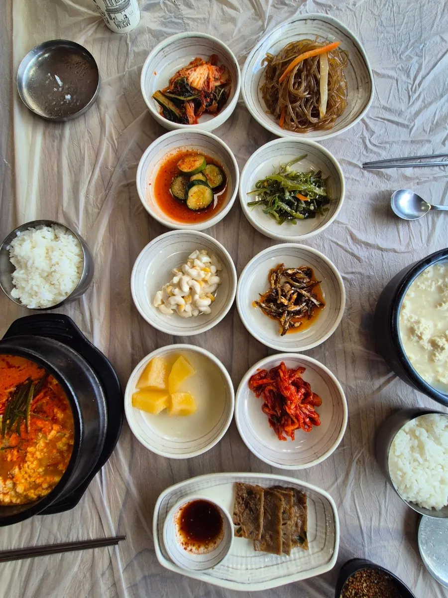 Two types of sundubu served in stone pots