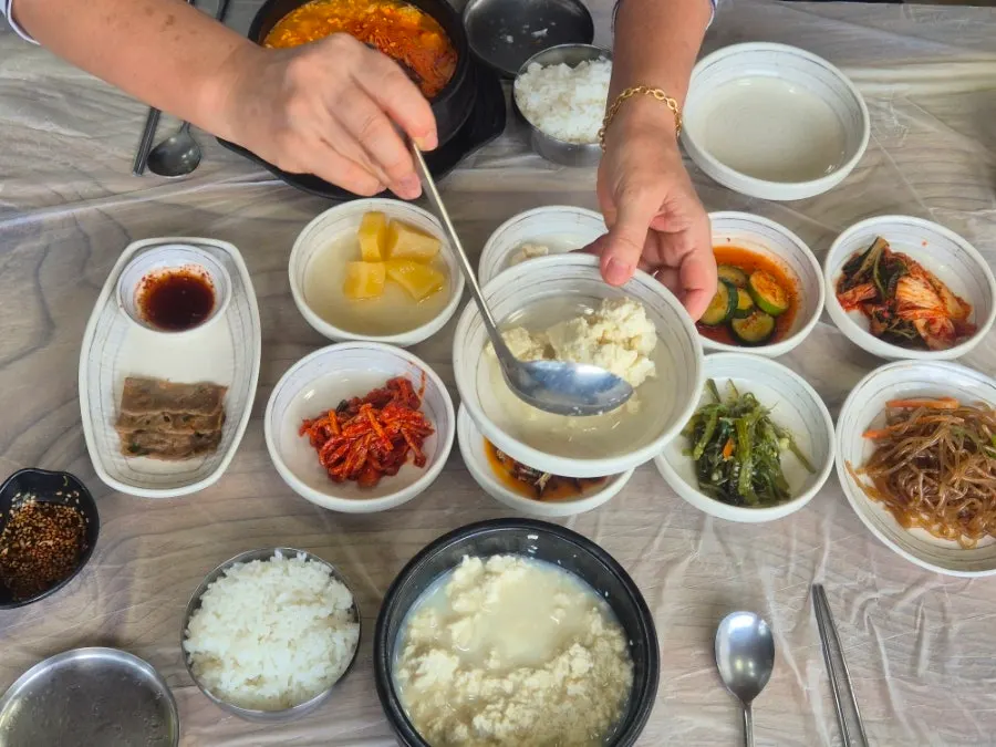 Side dishes served alongside the sundubu