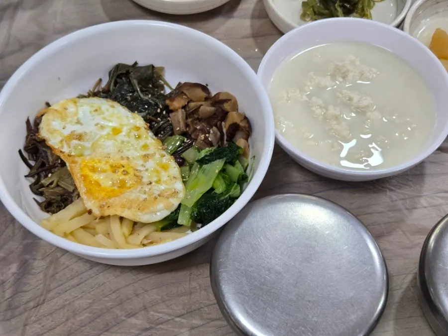 Sanchae bibimbap mixed with vegetables and rice