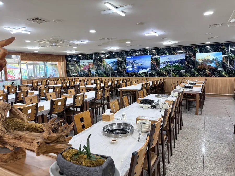 Interior of Jinsol Halmeoni Sundubu