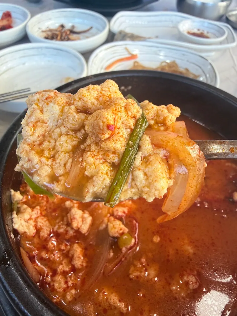 Eating jjamppong seafood sundubu with rice