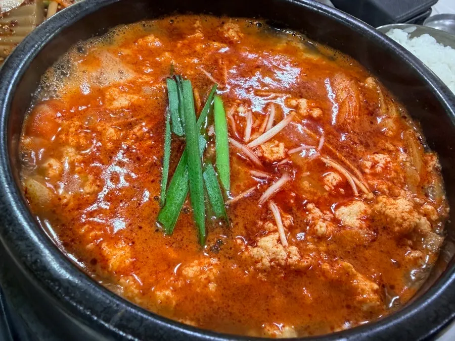 Spicy sundubu next to white sundubu for comparison
