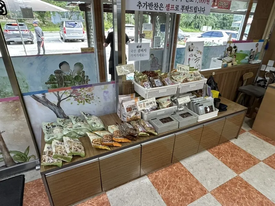 Bàn ăn cùng các món banchan
