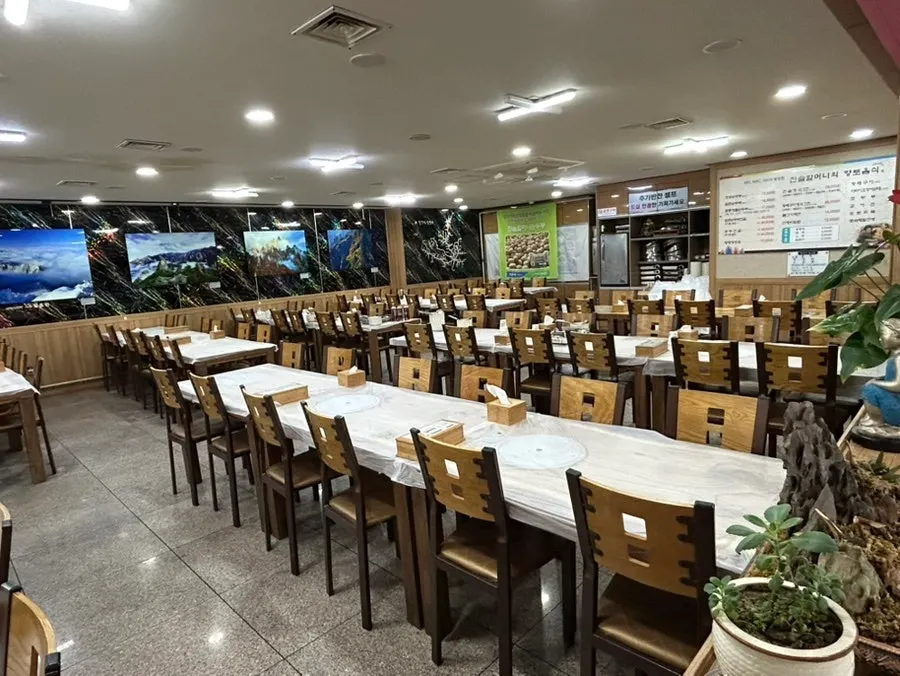 Hai nồi đất sundubu cay và hwangtae haejangguk