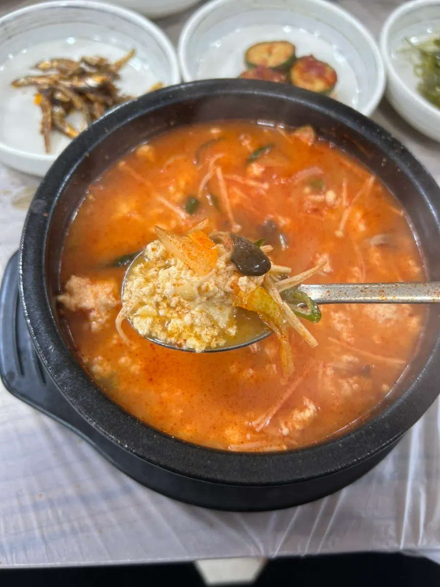 Nồi sundubu cay với nước dùng đỏ