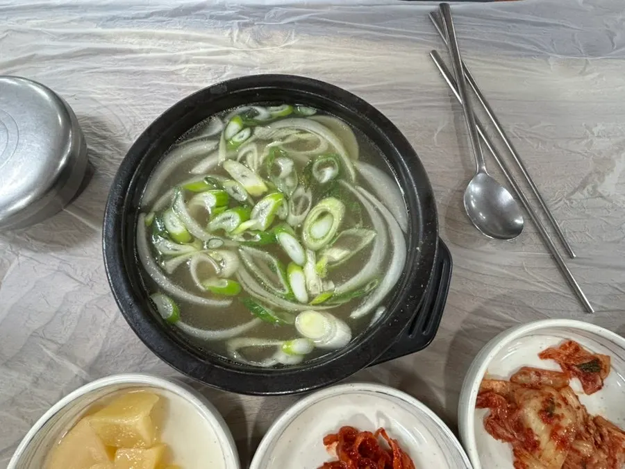 Hwangtae haejangguk trong nồi đất