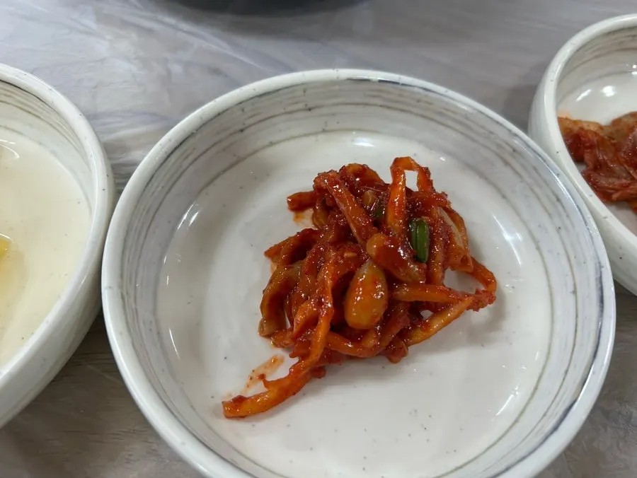 Banchan và món canh bày tinh tươm