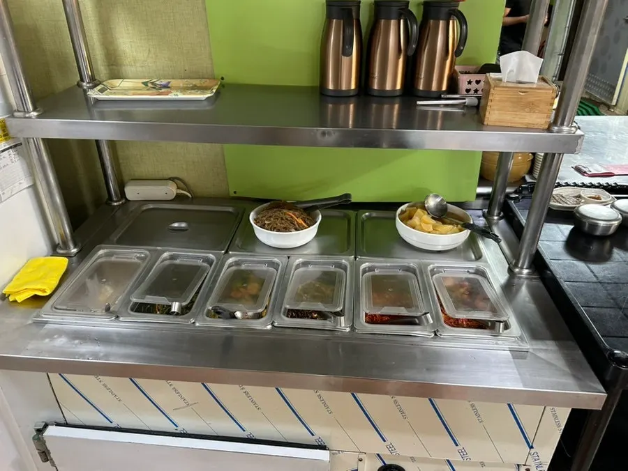 Sảnh quán có khách từ sáng sớm
