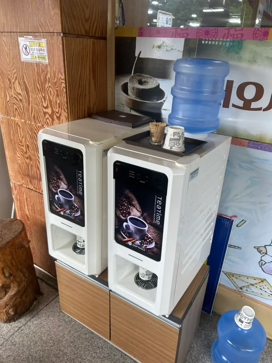 Khu vực bàn ghế bên trong Jinsol Halmeoni Sundubu