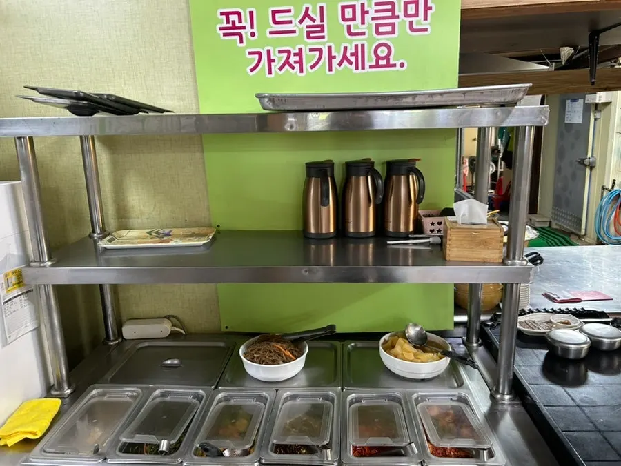 Bàn ăn sau khi dùng xong bữa