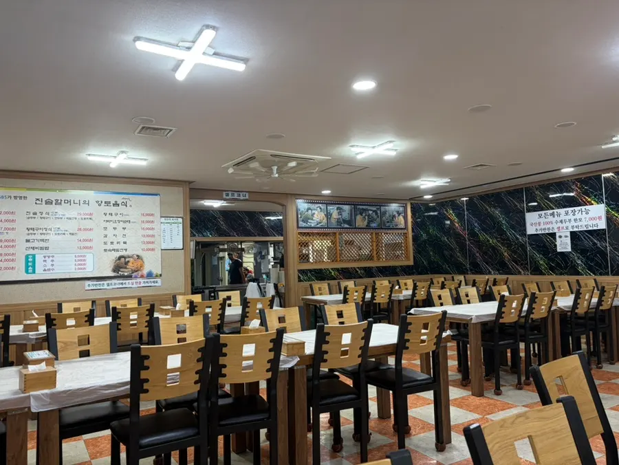 테이블 비닐이 깔린 식당 테이블