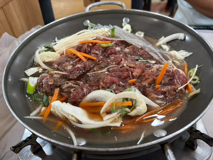 당면과 야채가 들어간 불고기 끓는 모습