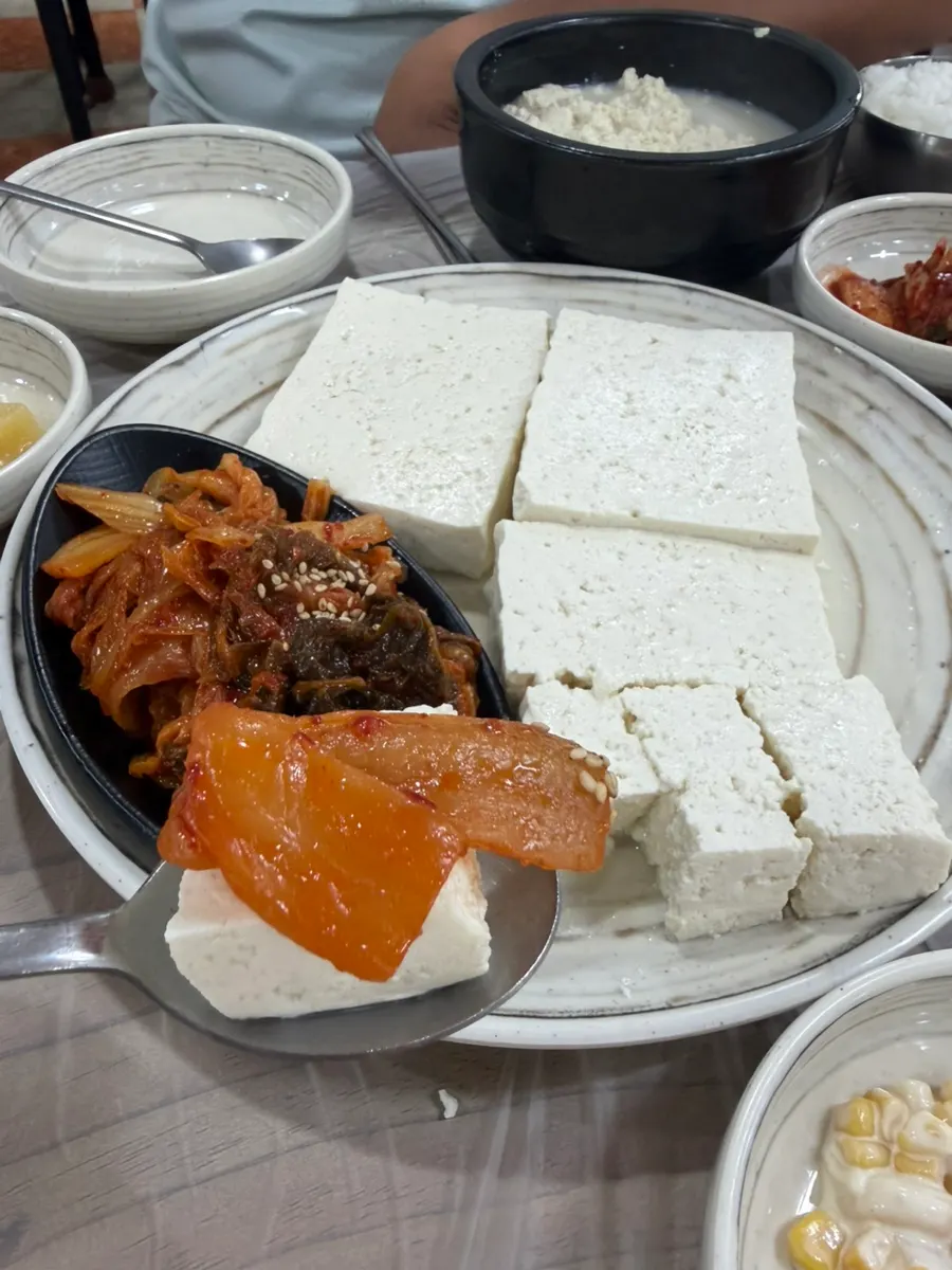 큼지막한 모두부 세 조각