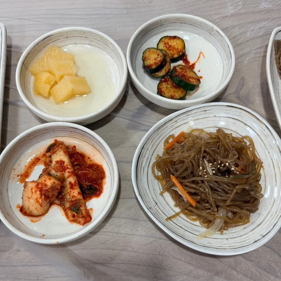멸치볶음과 잡채 등 밑반찬 접시