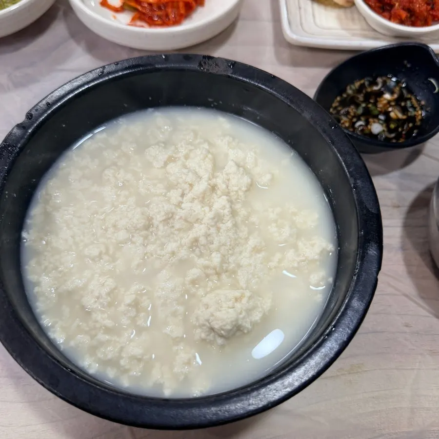 셀프바에서 담아온 추가 반찬