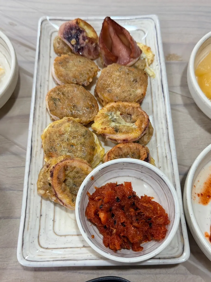 밥 말은 순두부에 올린 오징어젓갈