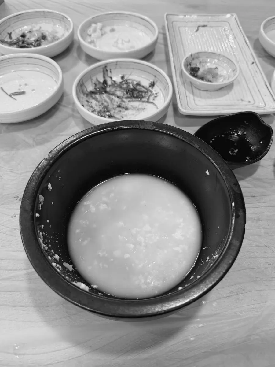오징어순대에 명태회무침을 올린 한 입