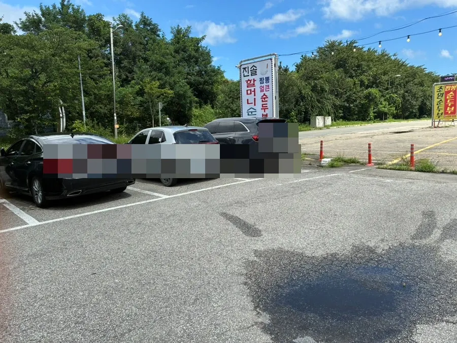 Area around the private parking lot at Jinsol Halmeoni Sundubu