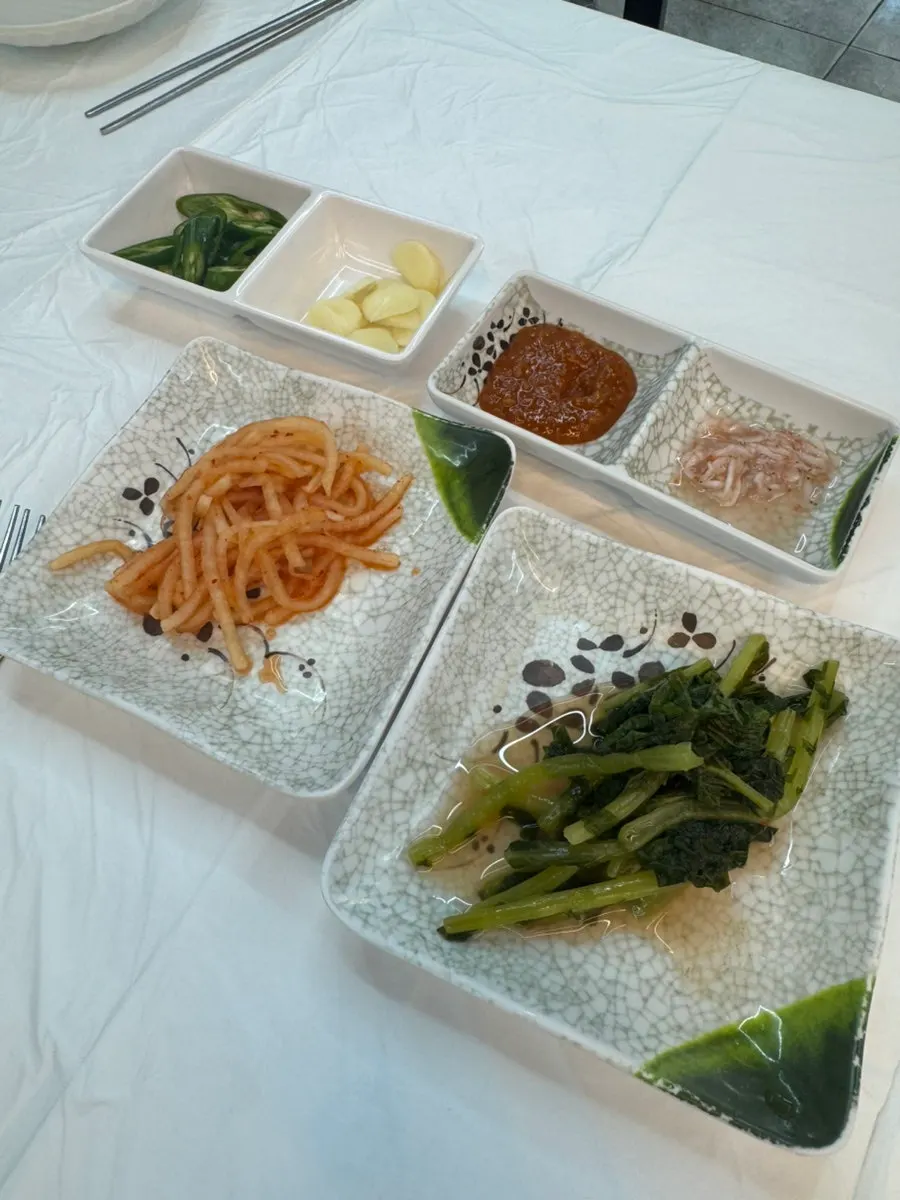 깔끔한 분위기의 막국수집 매장 내부