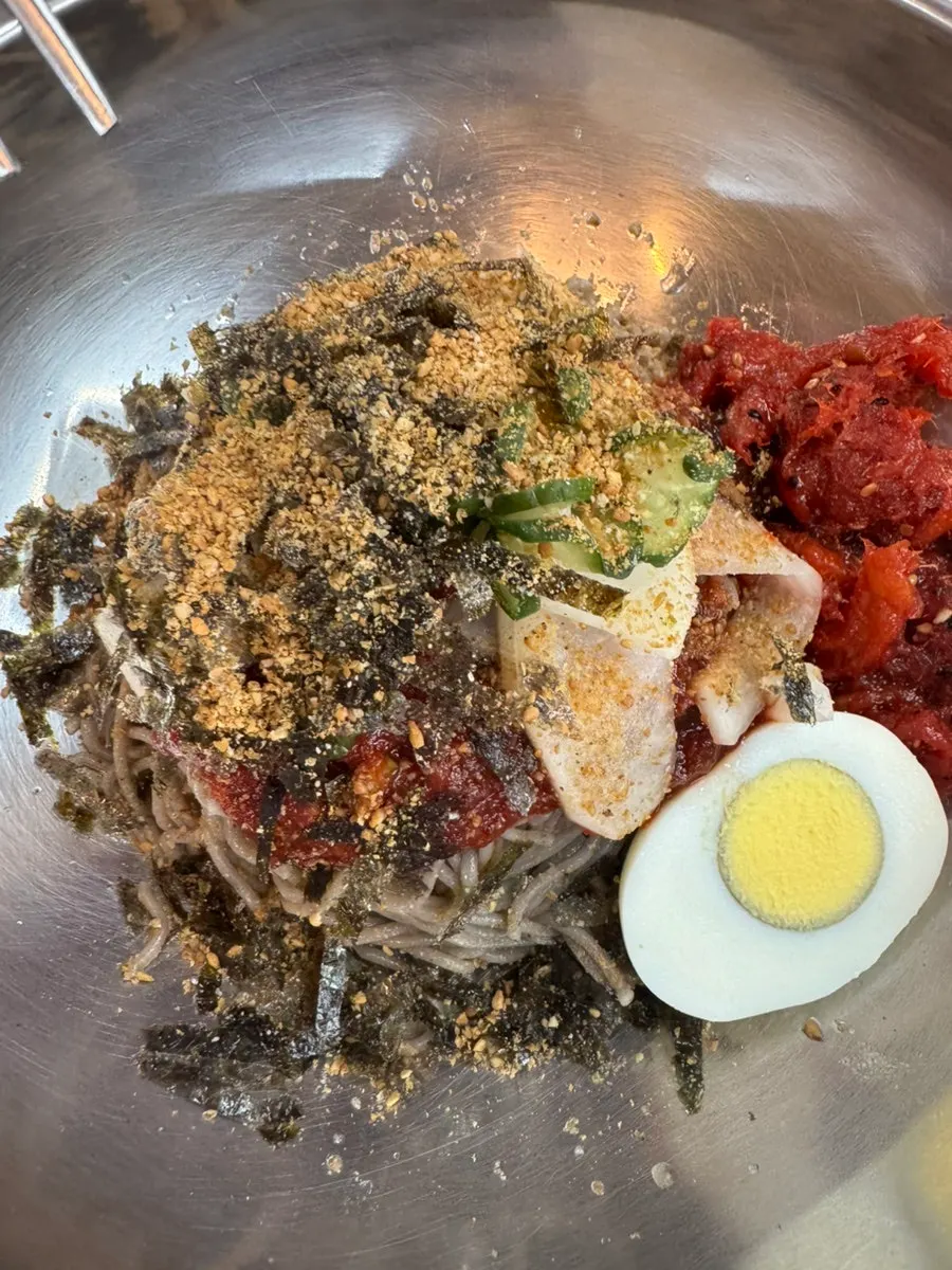 깻잎이 올라간 들기름메밀막국수