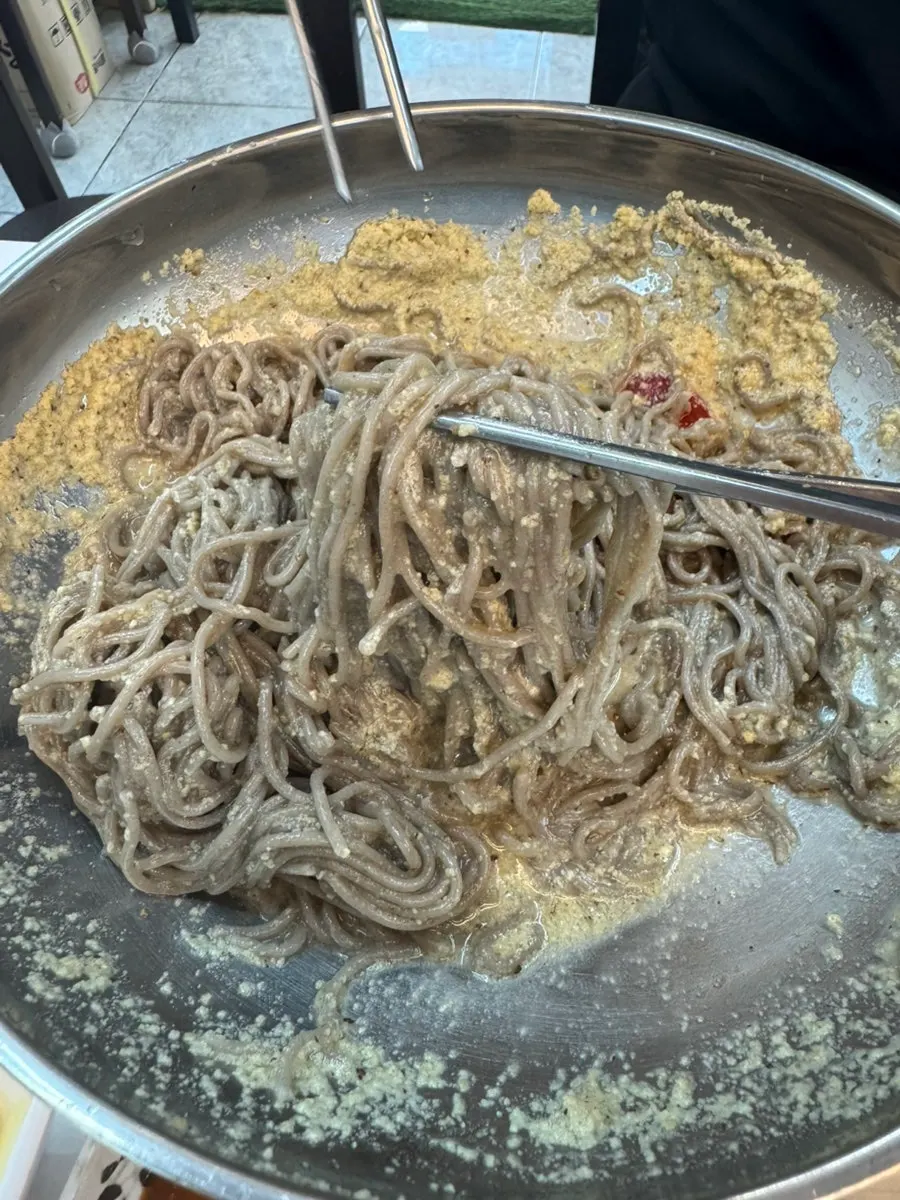 젓가락으로 들어올린 메밀면