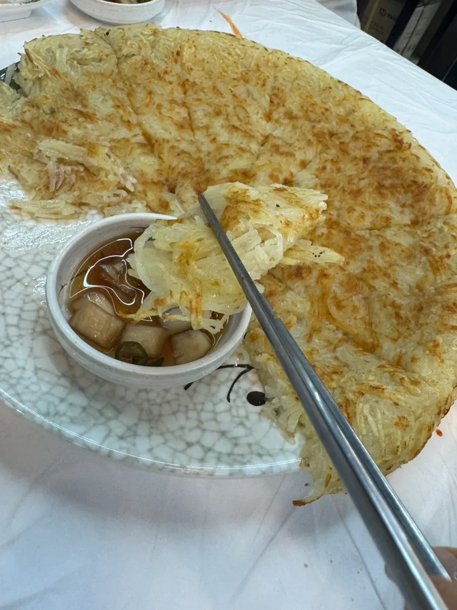 부드러운 수육과 메밀막국수 조합
