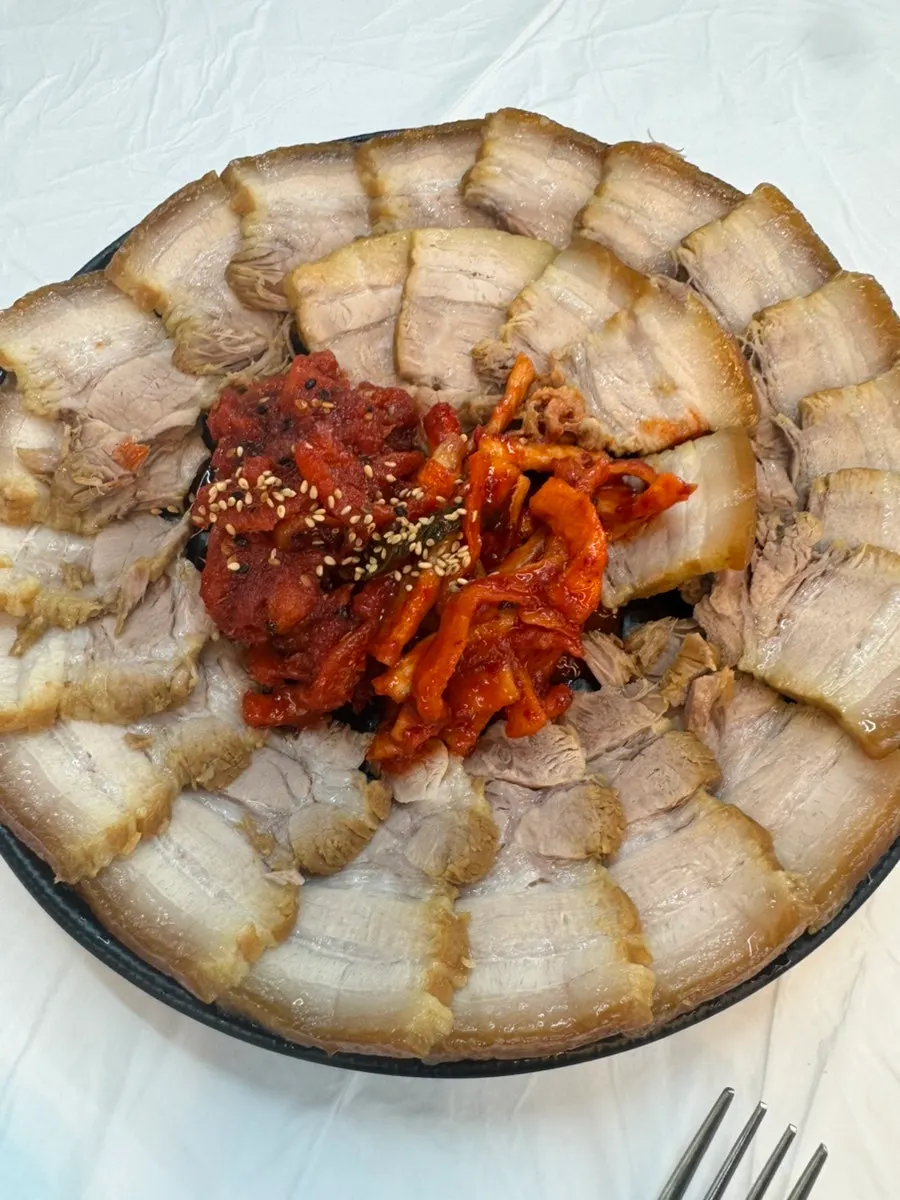 감자전과 막국수가 함께 놓인 한 상