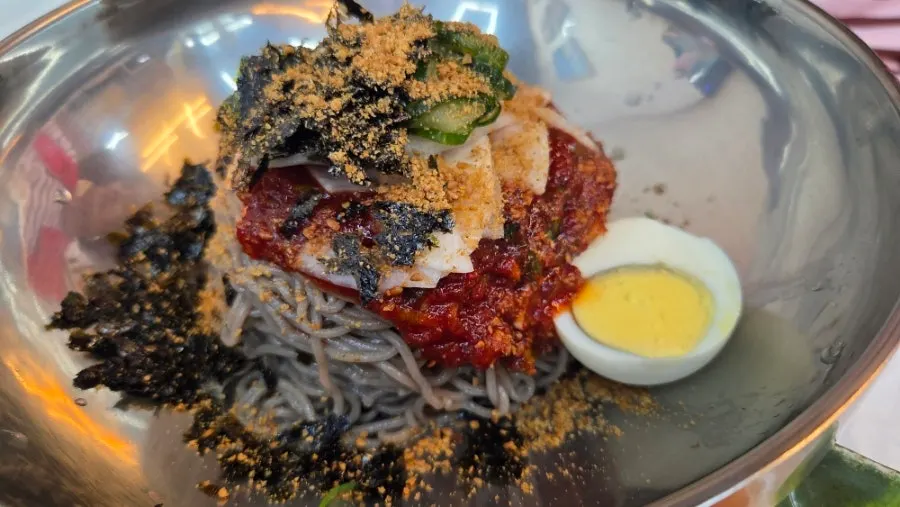 Deulmemak with fruit dongchimi poured over it