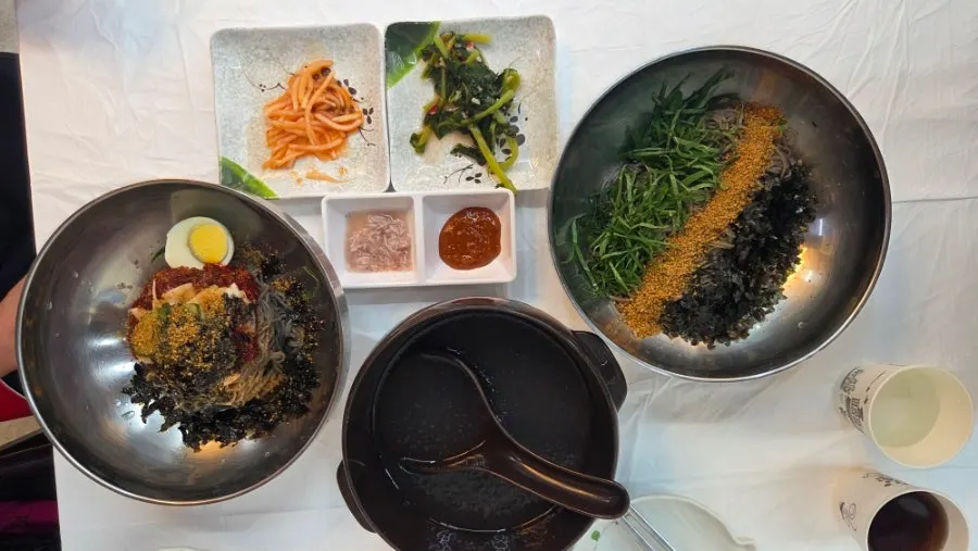 Table sign explaining how to eat the makguksu
