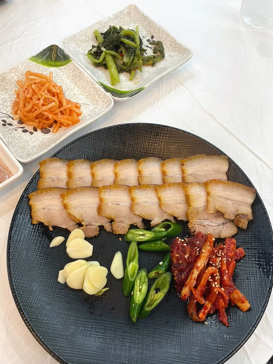 A glossy plate of solo-portion suyuk boiled pork