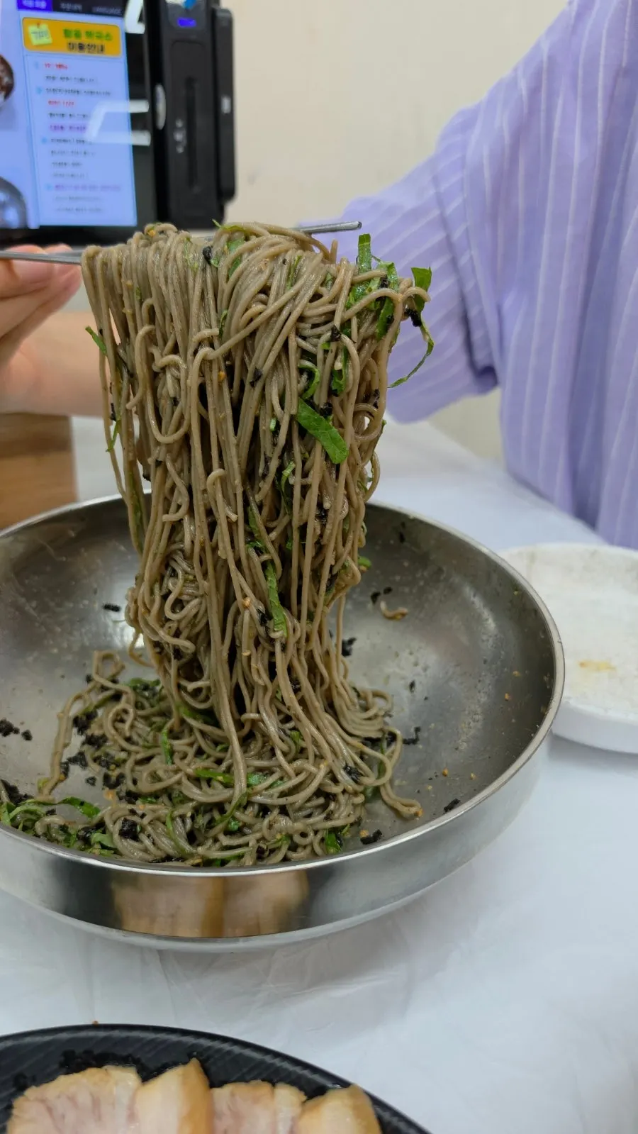 들메막 면을 비빈 모습
