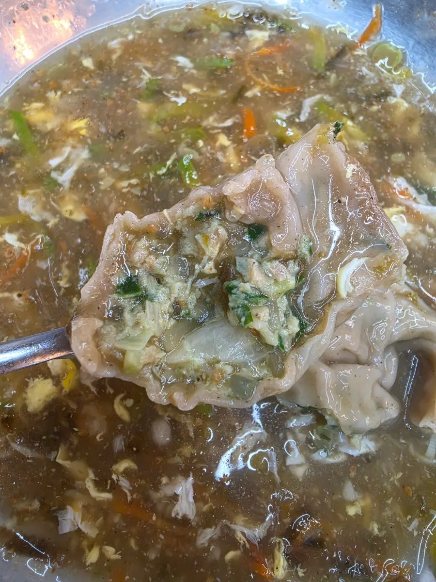 따끈한 만둣국 국물과 만두