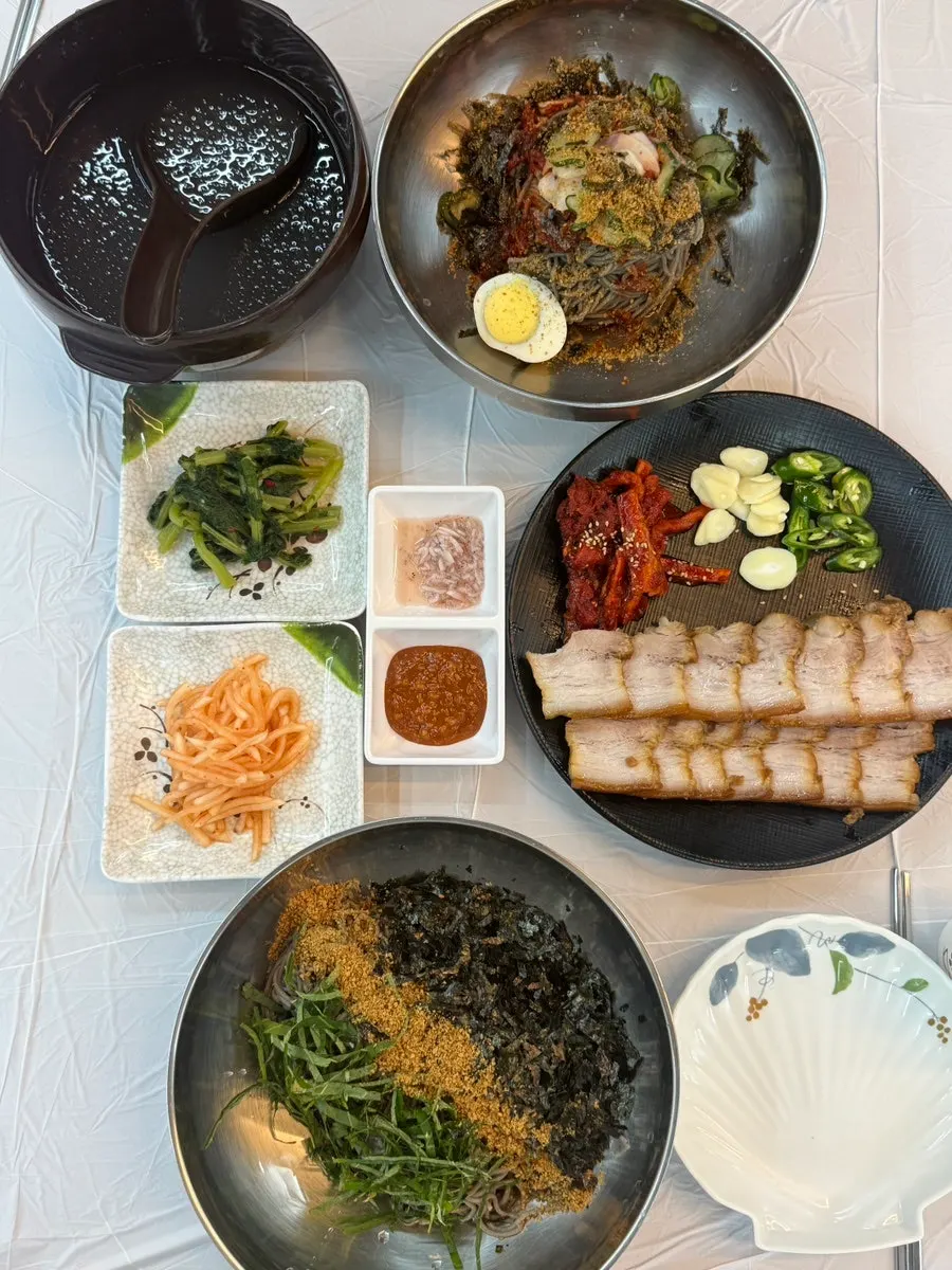 A plate of solo-size boiled pork