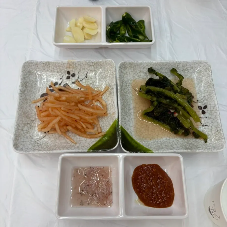 Deulmemak noodles lifted up with chopsticks