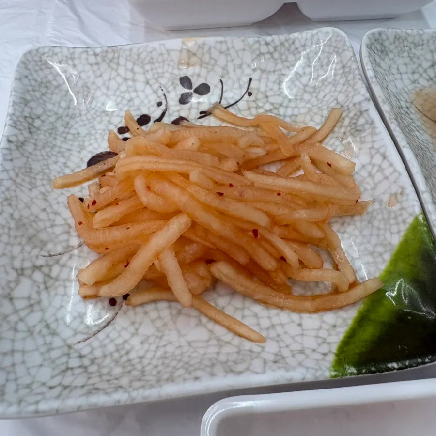 Side dishes served alongside the deulmemak