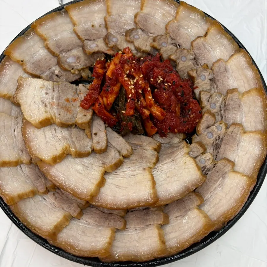 Refreshing side dishes served with the makguksu