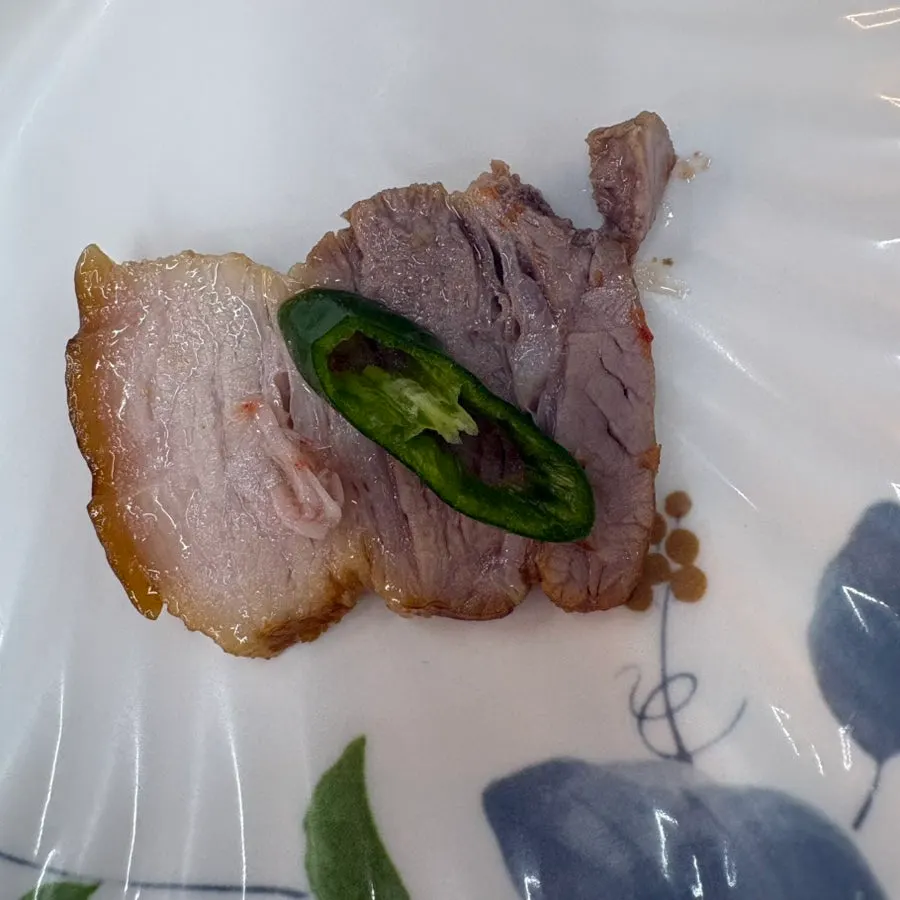 A bite of suyuk paired with garlic