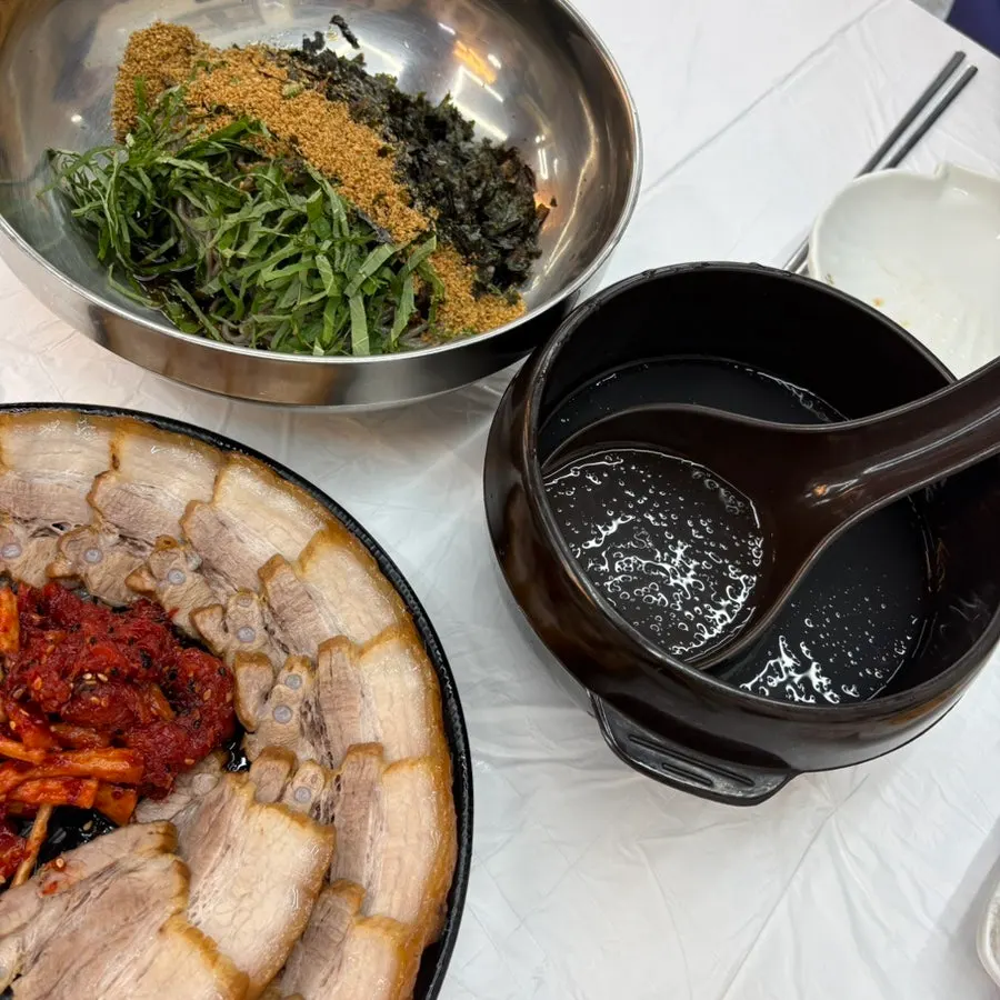 A piece of kimchi eaten alongside the suyuk