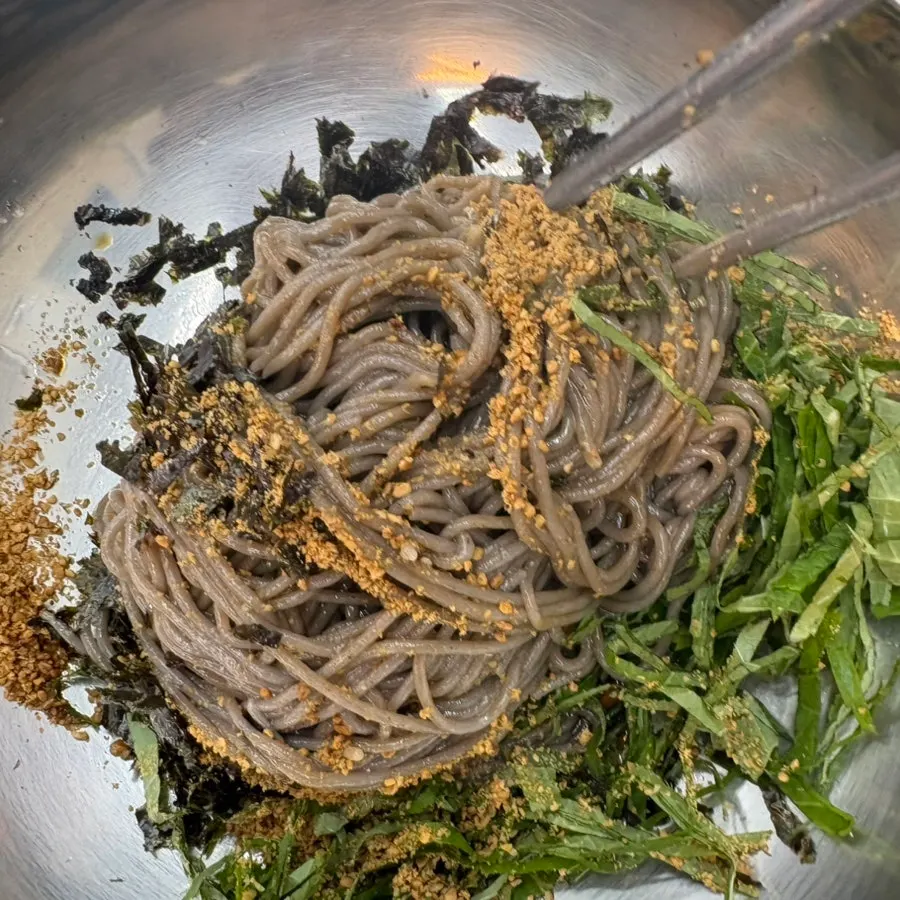 Deulmemak before mixing in the dongchimi broth