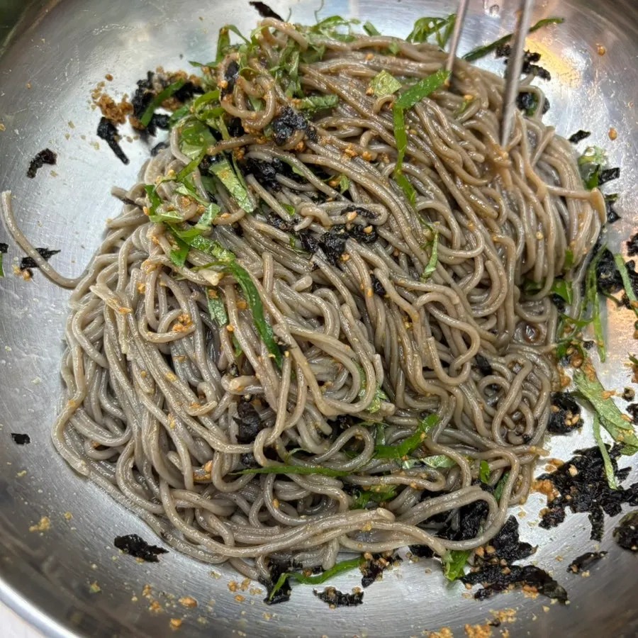 Mixing the deulmemak with dongchimi broth