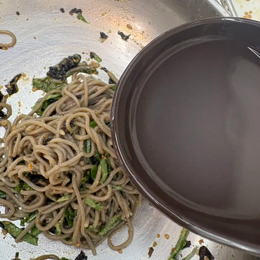 An emptied bowl of deulmemak after finishing the meal