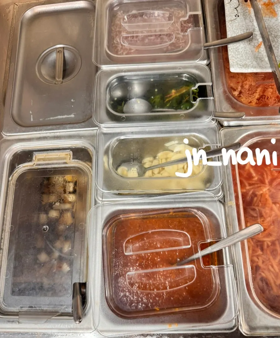 Self-serve bar for refilling basic side dishes, garlic, and sauces