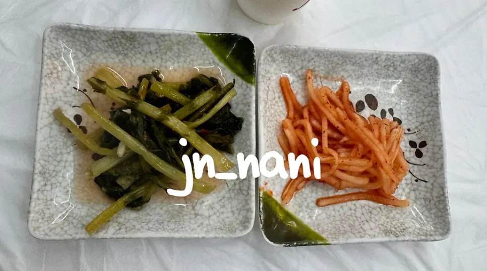 Basic side dishes served with a shell-shaped small plate