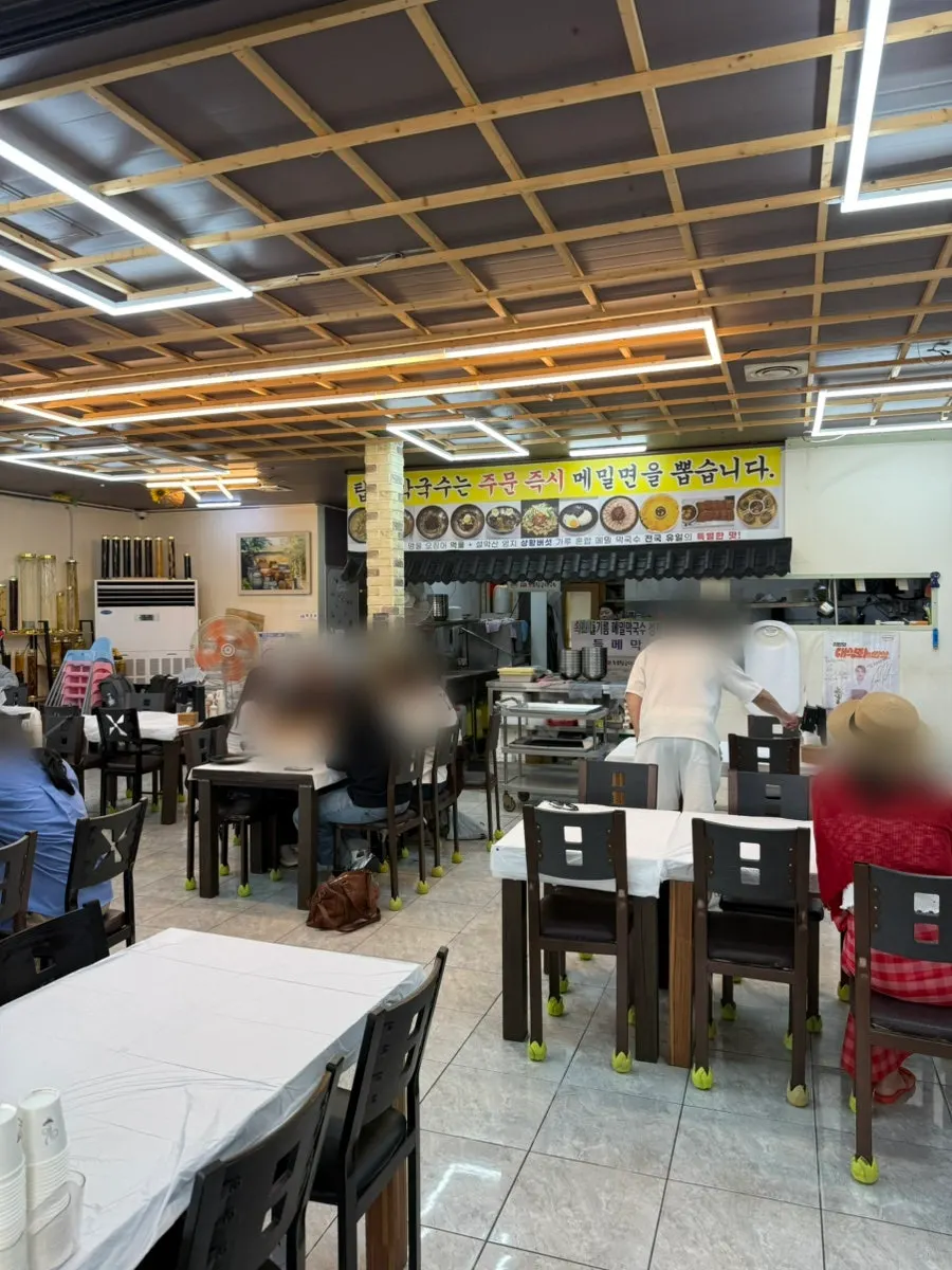 가게 앞 노란 풍선과 땅따먹기 바닥 그림