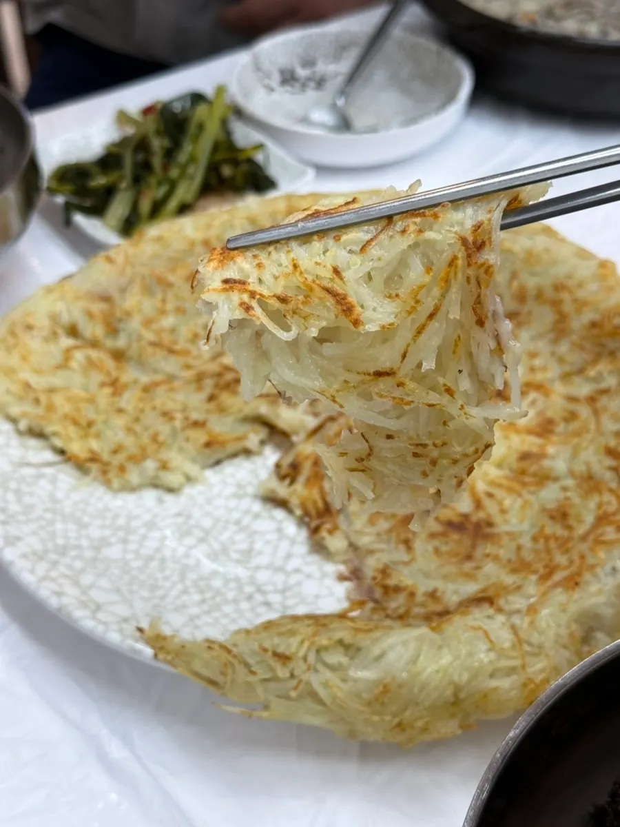 부드러운 식감의 감자전 단면