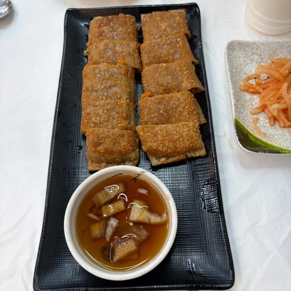 Basic side dishes of mu-saengchae and yeolmu kimchi