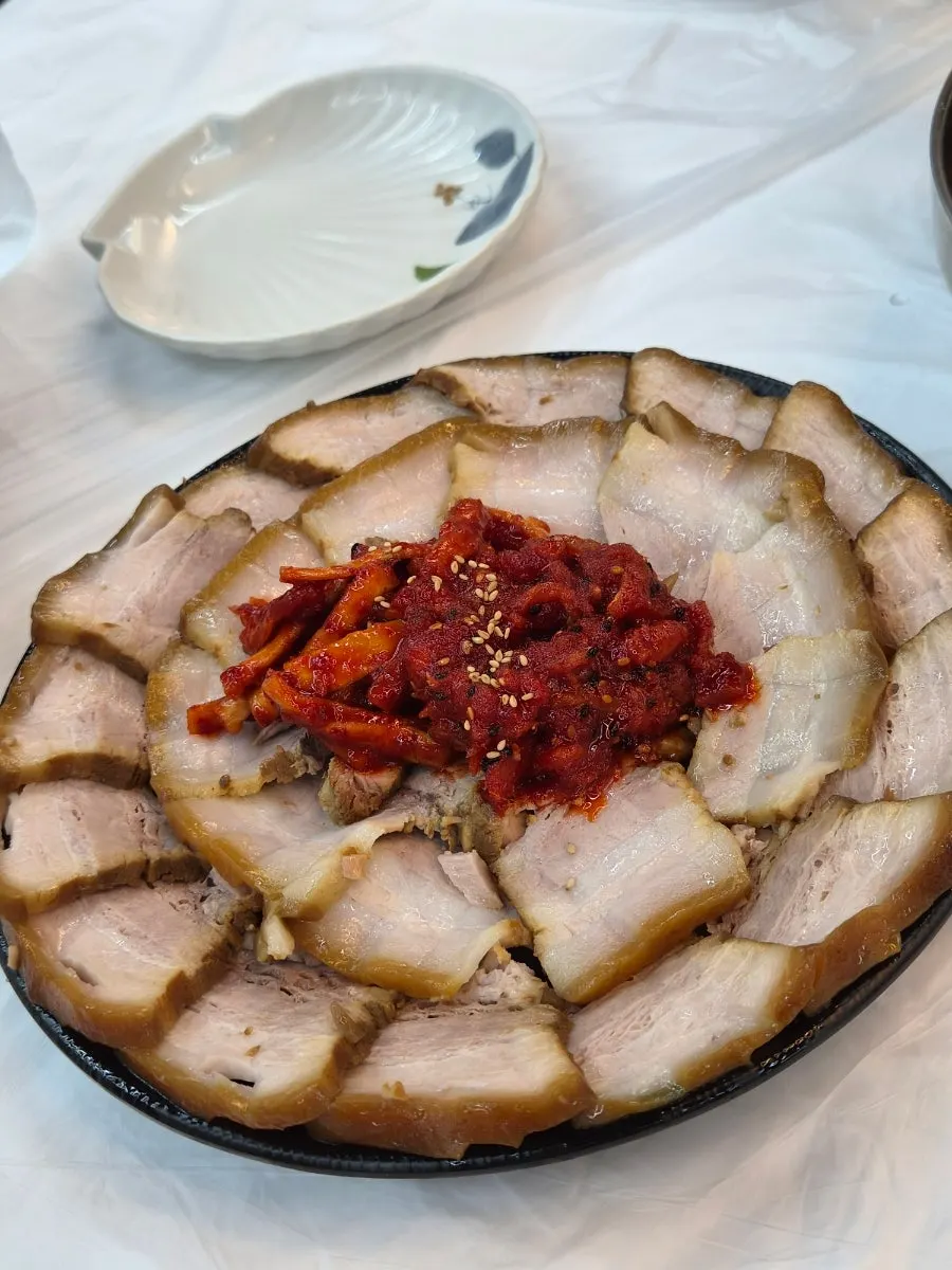 A plate of suyuk ordered alongside the makguksu