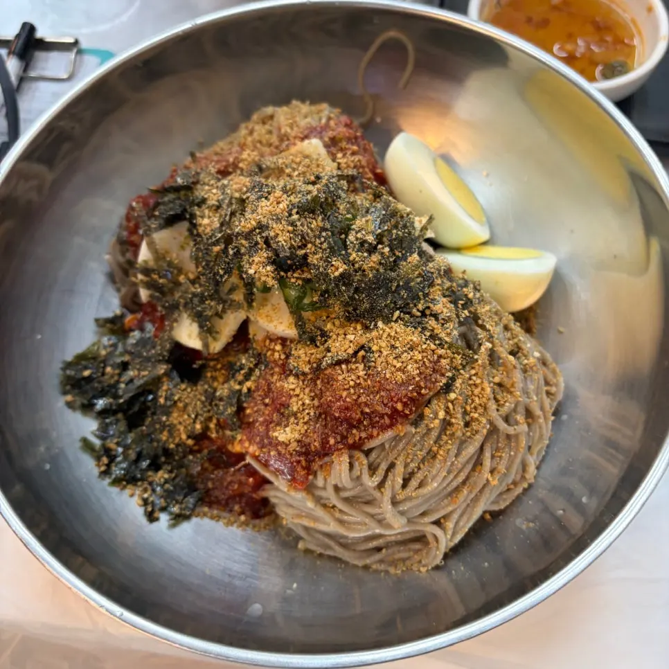 Deulmemak topped with perilla leaf and gim flakes